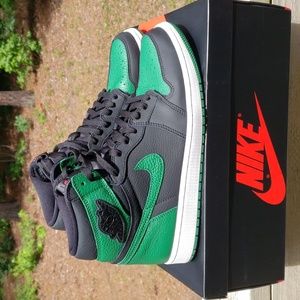 Used size 10.5 men Jordan retro 1 pine green black
